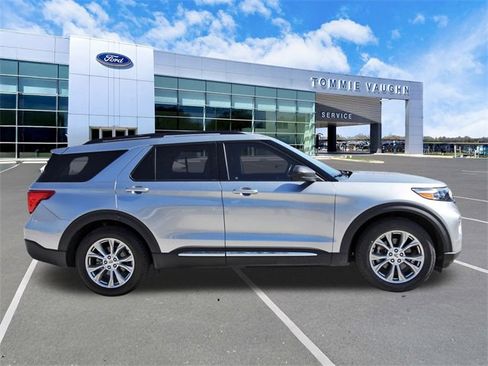 Used 2020 Ford Explorer XLT w/ Equipment Group 202A image 5