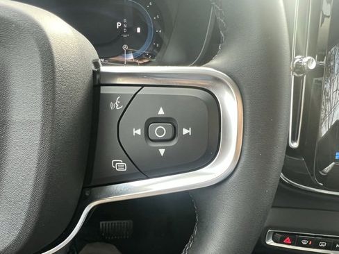 Used 2025 Volvo XC40 B5 Plus image 19