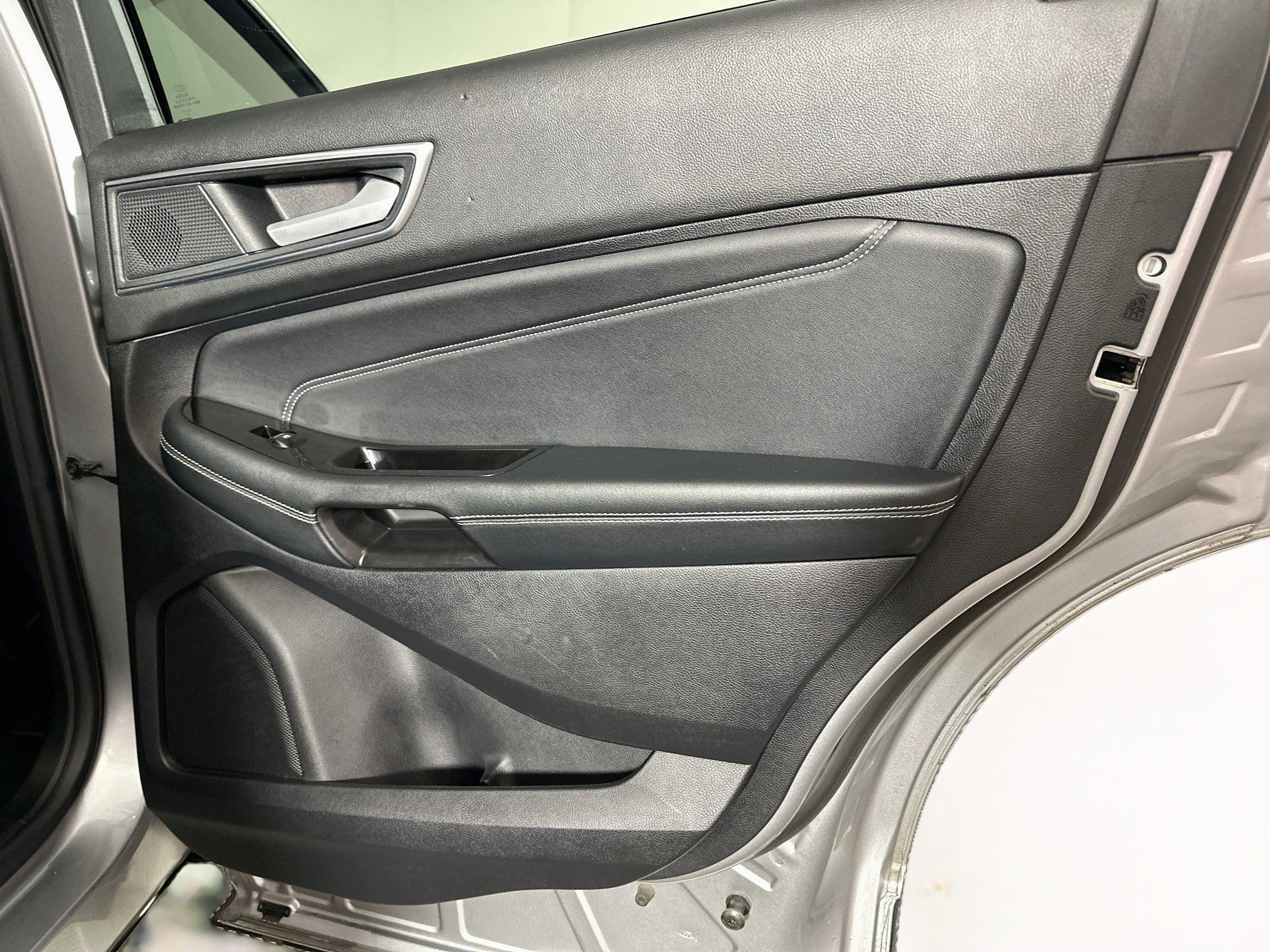 Used 2020 Ford Edge Titanium FWD image 29