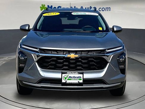 Used 2025 Chevrolet Trax LT w/ LT Convenience Package FWD image 2