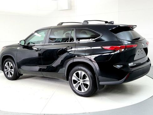 Used 2023 Toyota Highlander XLE AWD/4WD image 4