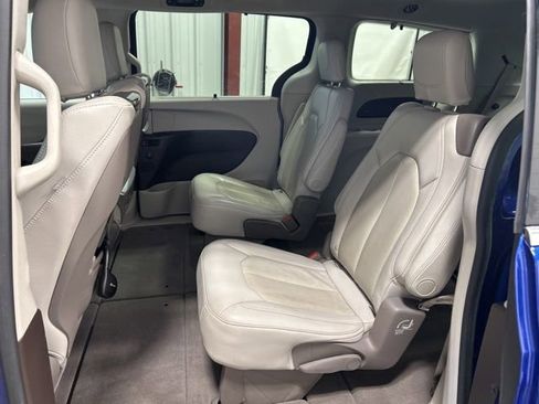 Used 2020 Chrysler Pacifica Touring-L Plus w/ Advanced Safetytec Group FWD image 18