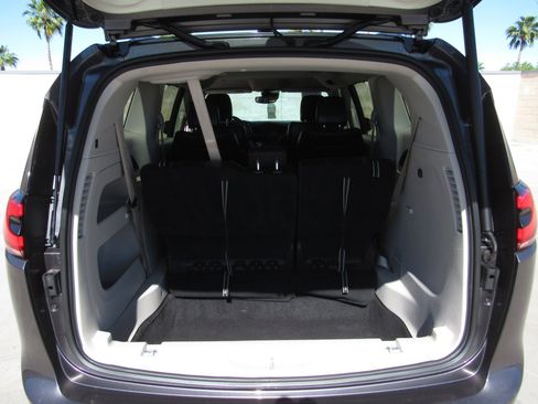 Used 2022 Chrysler Pacifica Touring-L image 13