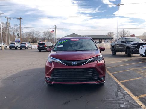 Certified 2025 Toyota Sienna XLE image 5