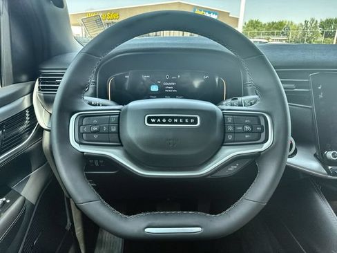 Used 2025 Jeep Wagoneer 4WD image 14