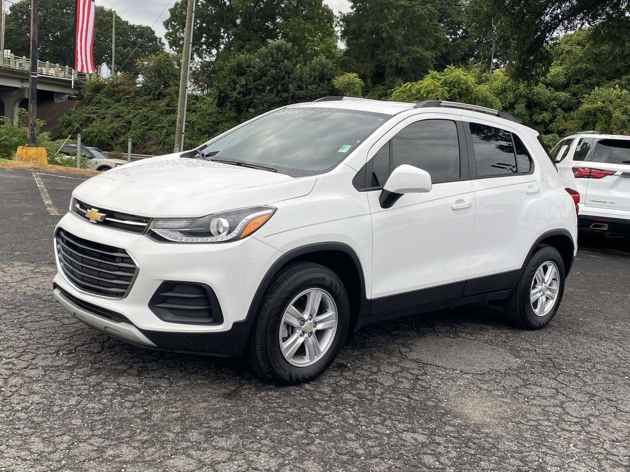 Used 2022 Chevrolet Trax LT w/ Driver Confidence Package AWD/4WD image 3