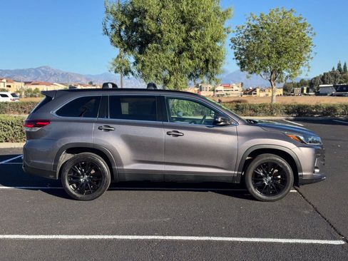 Used 2019 Toyota Highlander SE FWD image 8