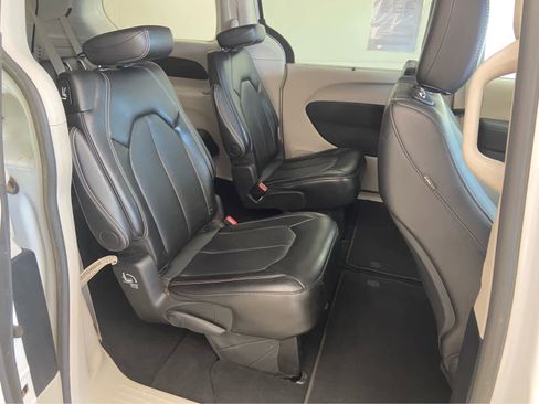 Used 2024 Chrysler Pacifica Touring-L FWD image 18