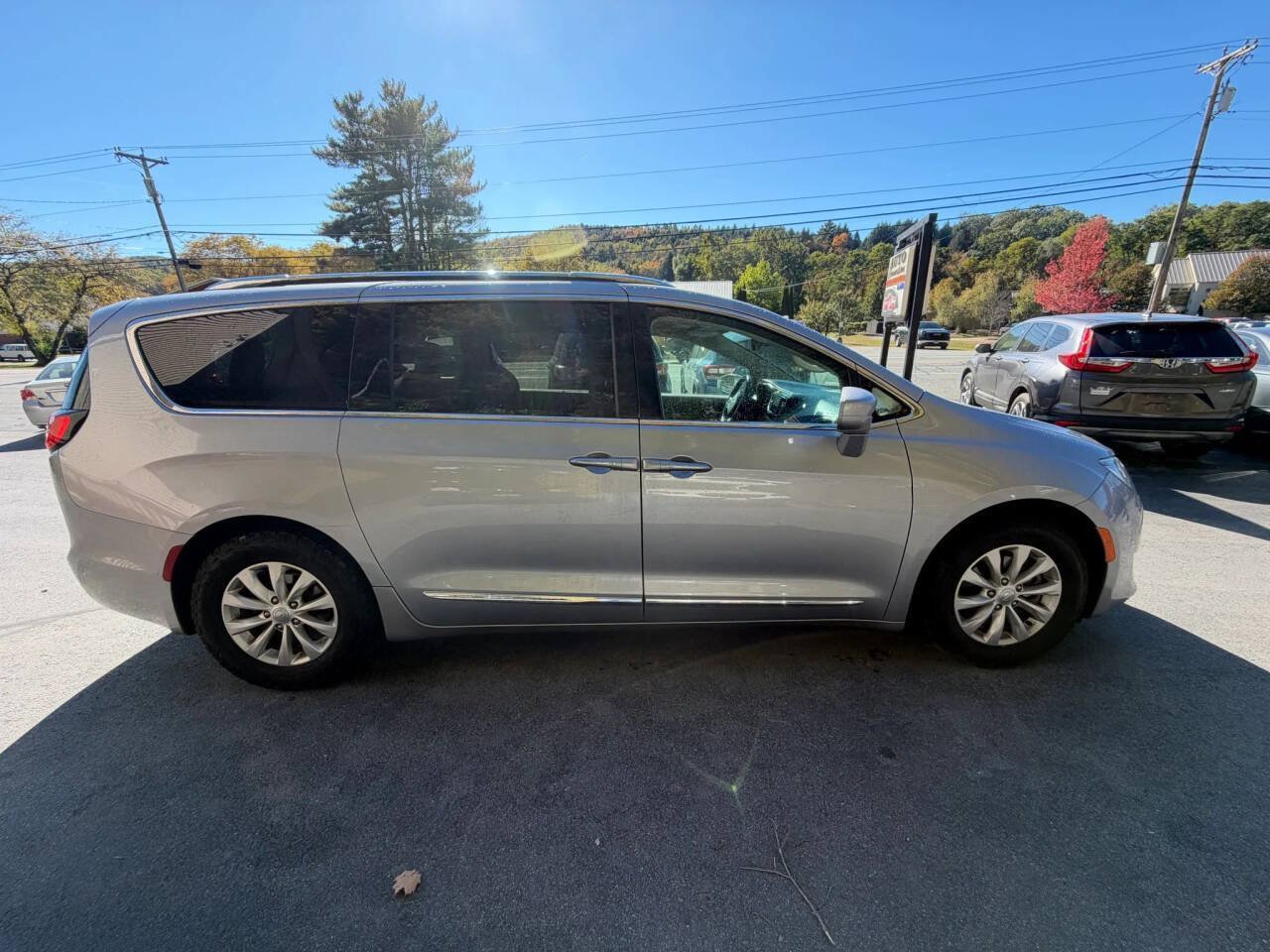 Used 2019 Chrysler Pacifica Touring-L FWD image 3