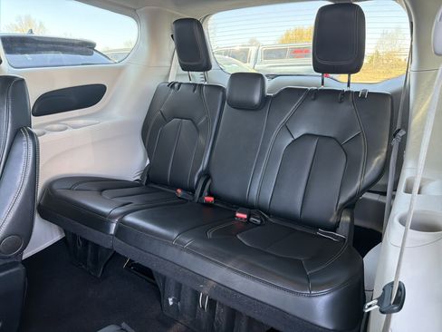 Used 2024 Chrysler Pacifica Touring-L FWD image 30