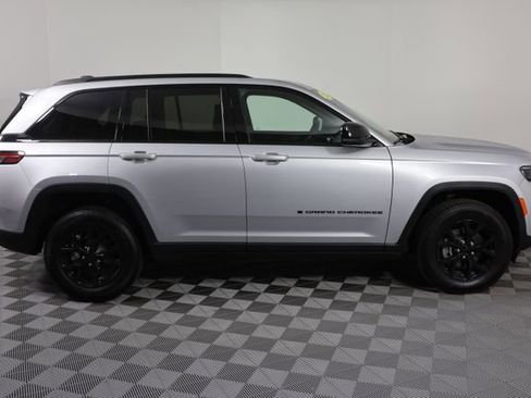 Used 2025 Jeep Grand Cherokee Altitude AWD/4WD image 9