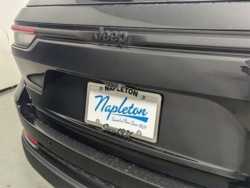 New 2025 Jeep Grand Cherokee Altitude image 8