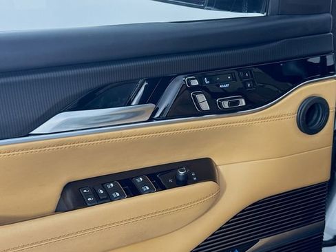 Used 2023 Jeep Grand Wagoneer Series III w/ Quick Order Packagew 28T image 18