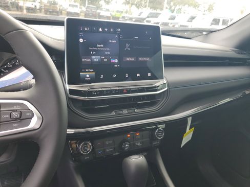 New 2026 Jeep Compass Latitude image 17