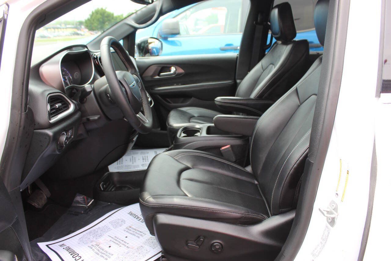 Used 2025 Chrysler Pacifica Select FWD image 17
