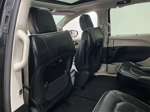 Used 2023 Chrysler Pacifica Limited image 16