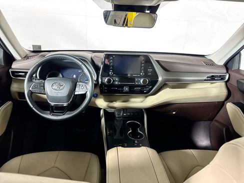 Used 2021 Toyota Highlander XLE image 12