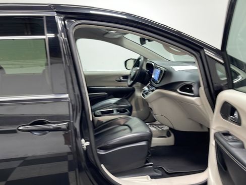 Used 2024 Chrysler Pacifica Touring-L FWD image 21