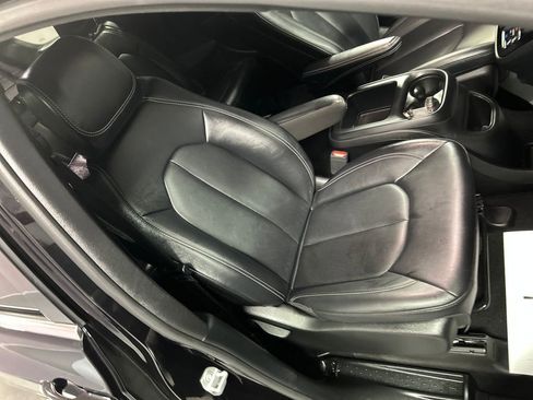 Used 2025 Chrysler Pacifica Select image 25