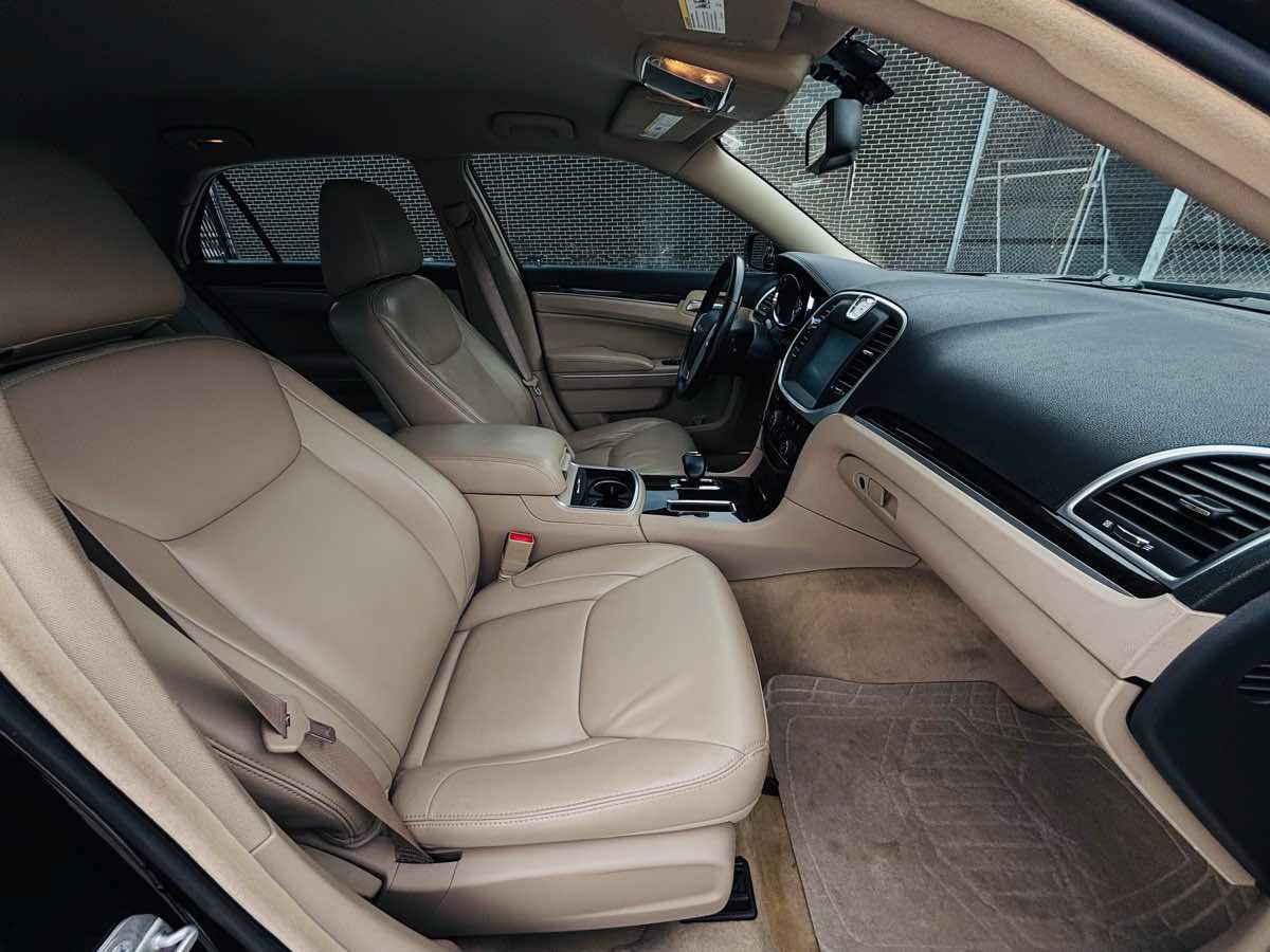 Used 2014 Chrysler 300 AWD image 40