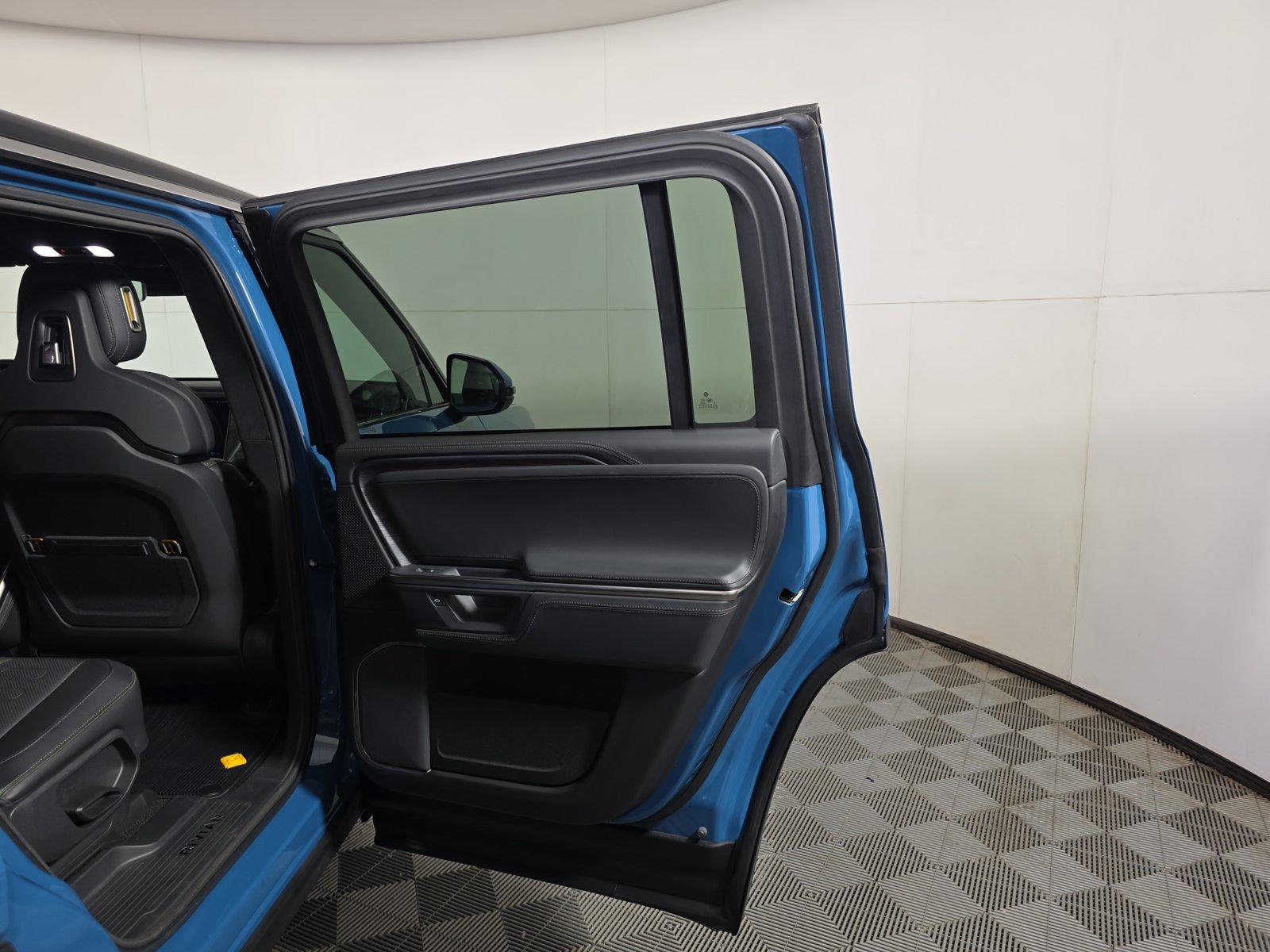 Used 2025 Rivian R1S Adventure Dual AWD/4WD image 19