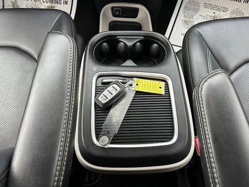 Used 2024 Chrysler Pacifica Select image 21