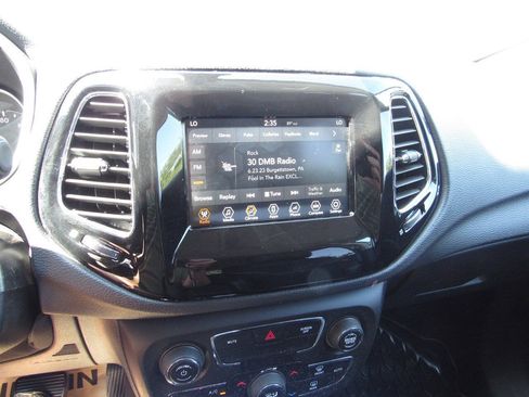 Used 2018 Jeep Compass Latitude w/ Popular Equipment Group FWD image 24