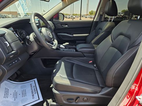 Used 2025 Nissan Pathfinder SL w/ SL Premium Package FWD image 18
