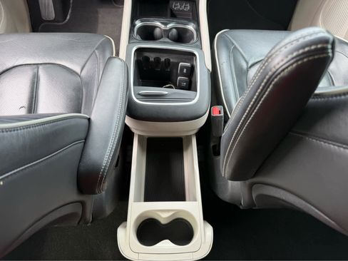 Used 2023 Chrysler Pacifica Limited FWD image 17