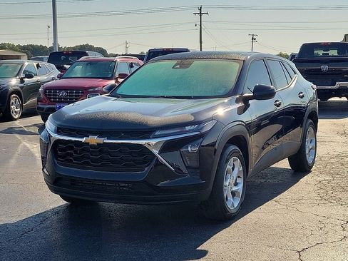 Used 2026 Chevrolet Trax LS w/ LS Convenience Package FWD image 2