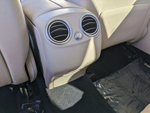 Used 2021 Mercedes-Benz GLC 300 4MATIC w/ Premium Package image 17