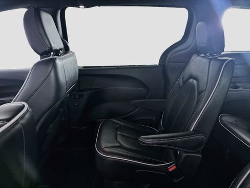 Used 2025 Chrysler Pacifica Limited FWD image 34