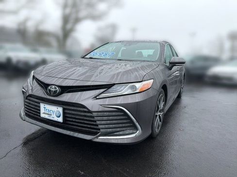 Used 2022 Toyota Camry XLE FWD image 3