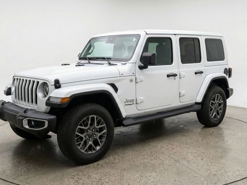 Used 2025 Jeep Wrangler Sahara image 3