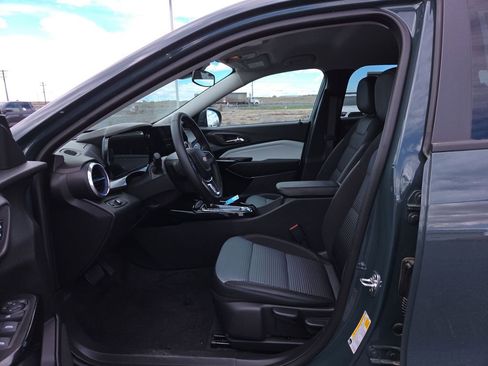 Used 2025 Chevrolet Trax LT w/ LT Convenience Package image 10