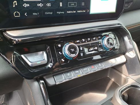 Used 2025 GMC Sierra 2500 AT4 w/ Technology Package image 14