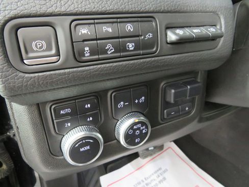 Used 2022 GMC Yukon XL Denali w/ Advanced Technology Package image 17