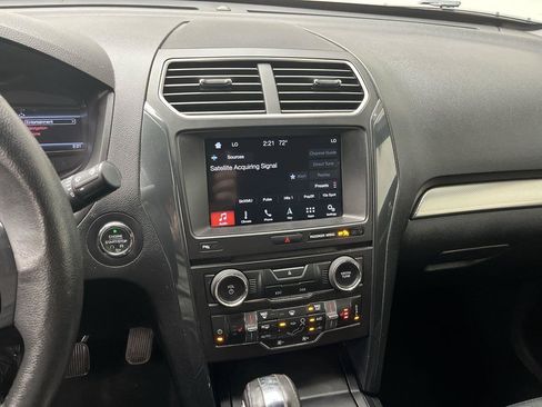 Used 2018 Ford Explorer XLT w/ Equipment Group 202A AWD/4WD image 23
