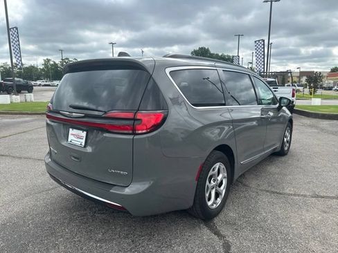 Used 2023 Chrysler Pacifica Limited FWD image 3