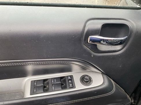 Used 2016 Jeep Compass Latitude FWD image 16