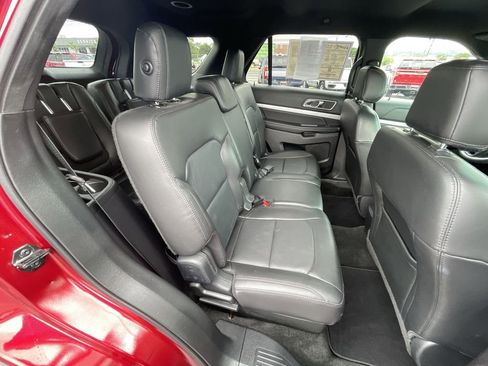 Used 2017 Ford Explorer XLT w/ Equipment Group 202A FWD image 27