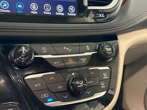 Used 2020 Chrysler Pacifica Limited FWD image 16