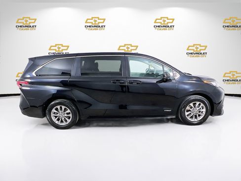 Used 2021 Toyota Sienna LE image 8