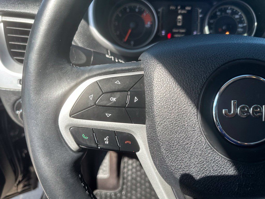Used 2018 Jeep Cherokee Latitude Plus w/ Cold Weather Group AWD/4WD image 12