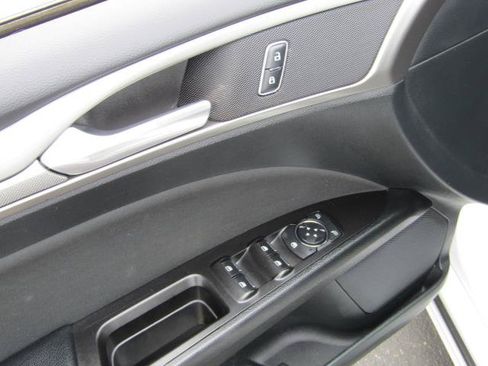 Certified 2017 Ford Fusion SE FWD image 16