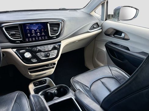 Used 2018 Chrysler Pacifica Limited w/ Tire & Wheel Group image 23