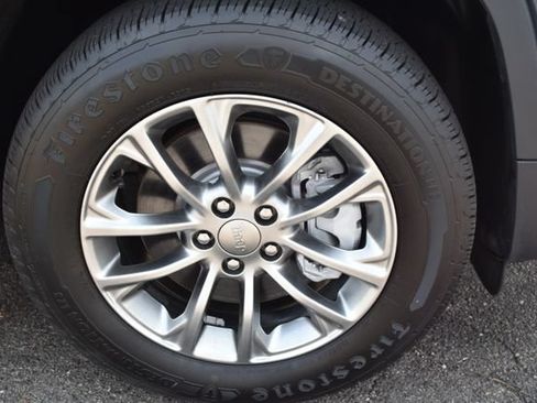 Used 2020 Jeep Cherokee Latitude Plus w/ Cold Weather Group AWD/4WD image 43