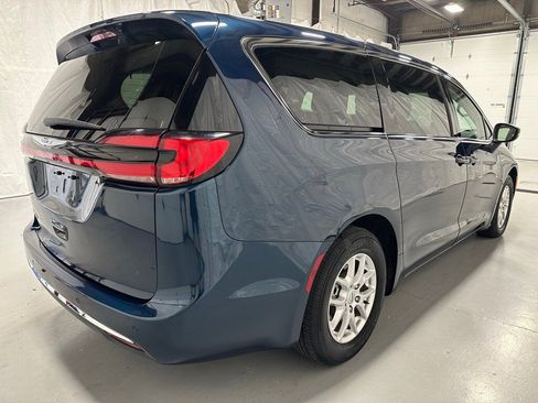 Used 2023 Chrysler Pacifica Touring-L image 7