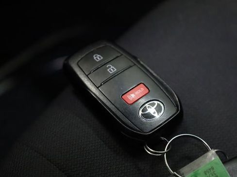 Used 2024 Toyota Corolla Cross SE image 29