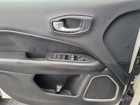 Used 2019 Jeep Compass Latitude FWD image 13